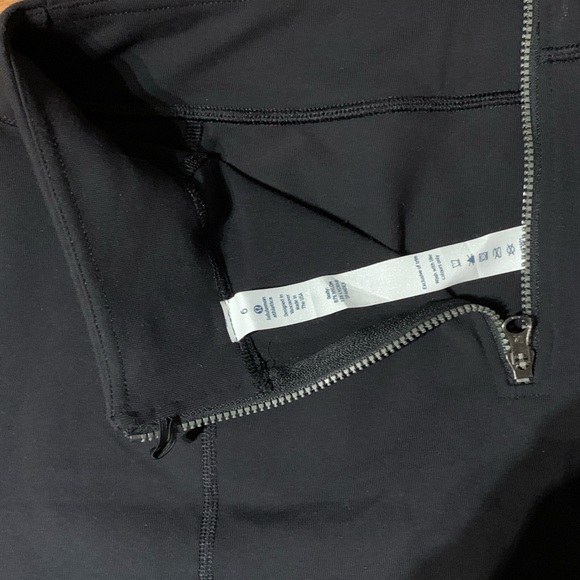 RARE Women’s 6 Lululemon black zip up stretchy skirt. MADE IN USA. Like new - Picture 2 of 3
